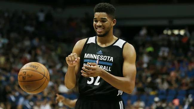 世体：拉菲尼亚王者归来，成为巴萨队内精神与战术双重领袖（世体：拉菲尼亚强势回归，扛起巴萨精神与战术双重大旗）